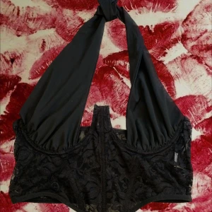 Topp - Supersnygg och sexig topp, spetsen, knytningen. ALLT🥰 bygeln gör att bysten ser helt fantastisk ut! Storlek L