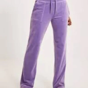 Juicy couture byxor  - Lila juicy couture byxor i fint skick använda få gånger, säljer pågrund av att dom inte används. Priset går att sänkas 