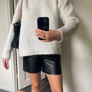 Säljer detta shorts i läderimitation . Super snygga och använda fåtal gånger .❤️‍🔥Köpa för 450kr