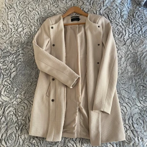 Vårkappa från ONLY - Fin ljusbeige vårkappa från ONLY i strl XS Sparsamt och välanvänd för flera år sedan. Äkta fickor som är lagade med sytråd. Stängning med knappar ✨  🌸🌸🌸 Upplever den som XS i strleken. Tyvärr för liten för mig då jag är mer strl S-M. 🥰