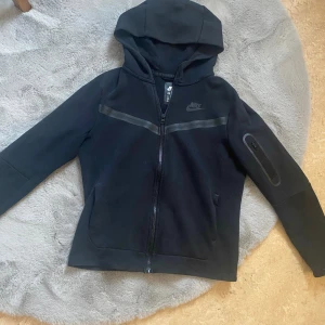 Nike tech - Nästan helt ny, bra skick, säljer pga att jag inte använder den. Passar xs skulle jag säga. Skriv om du har frågor💗