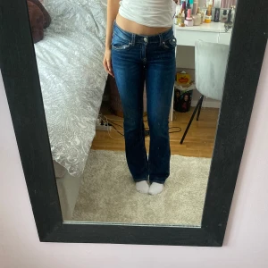 Jeans från young gina💗 - Jag säljer mina low waist jeans från young gina, jeansen är fortfarande i bra skick då jag ej har använt dom så mycket! Skriv för fler bilder eller om ni har några frågor💗