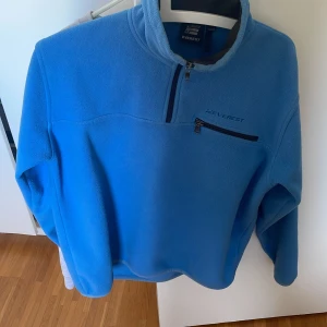 Blå Everest tjocktröja - Det är en blå tjocktröja från Everest som är i bra skick 