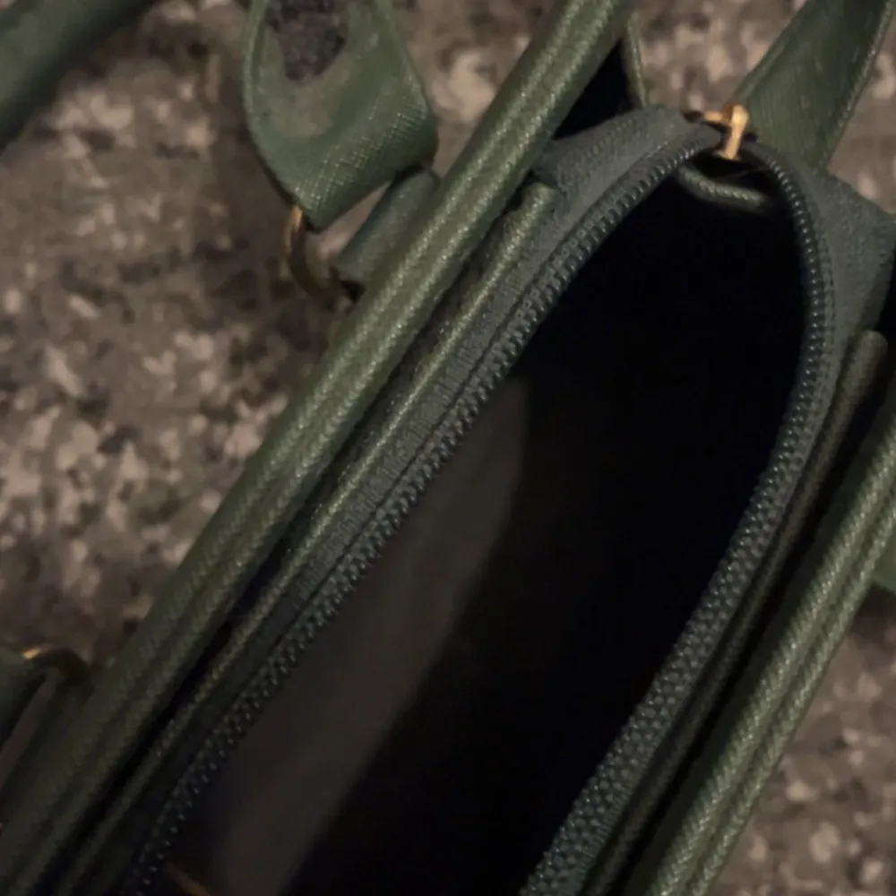 En liten grön väska med både långa och korta band, är jätte fin och inte alls använd. Har guld detaljer på Säljer denna för 75kr plus frakt . Väskor.