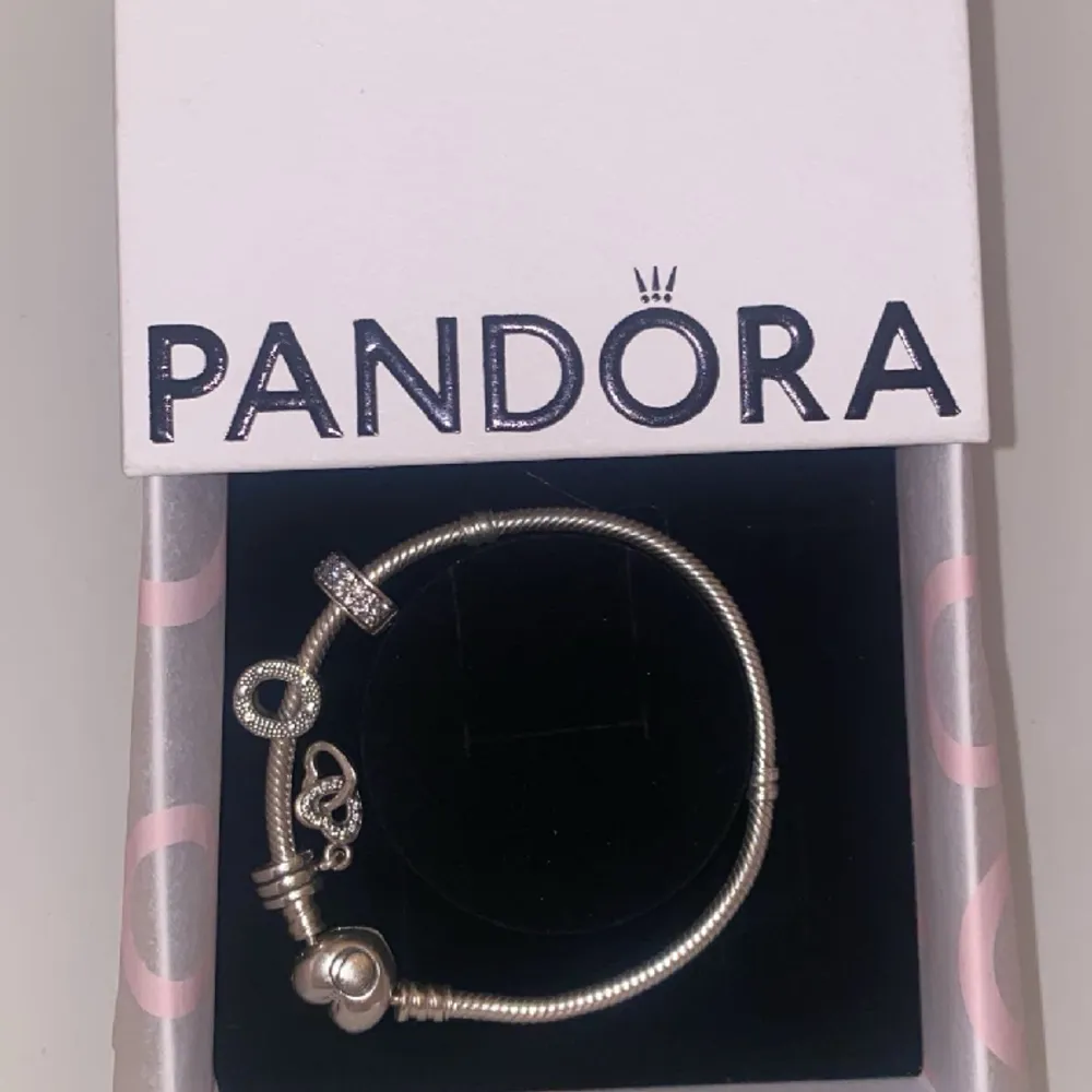 Ett otroligt fint Pandora armband med tre berlocker. Säljer då jag jag har för mycket smycken. Armbandet och förpackningen är självklart äkta! Köparen står för frakten!!! Hjärtberlocken är såld!. Accessoarer.