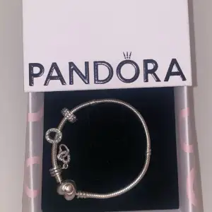Ett otroligt fint Pandora armband med tre berlocker. Säljer då jag jag har för mycket smycken. Armbandet och förpackningen är självklart äkta! Köparen står för frakten!!! 
