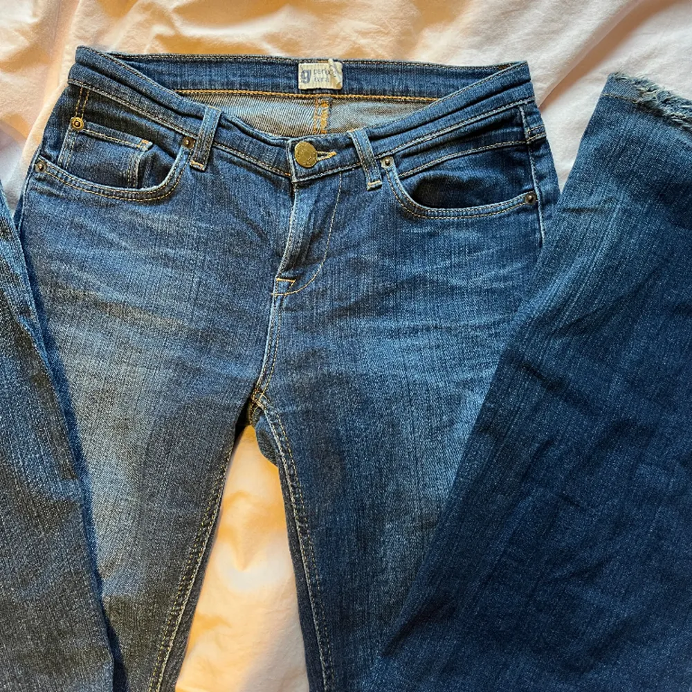 Säljer dessa mörkblåa bootcut jeans från Gina Tricot som inte sälj längre💗 Skriv gärna för frågor eller fler bilder 💘. Jeans & Byxor.
