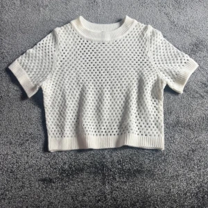 hål t-shirt - En cool hål t-shirt som är storlek S. 