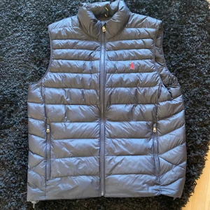 Ralph Lauren väst - Säljer nu min Ralph lauren the packable gilet väst. Som är modellen där man kan packa ihop den i den ena fickan. Den är knappt använd så skulle säga skicket är 9/10. Ny pris 3400kr, mitt pris 2199kr! Pris går att diskutera