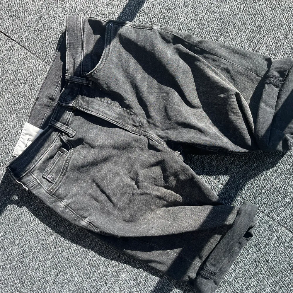 Svarta Jeansshorts från H&M i en slim fit använda en sommar och säljs för de blivit för små 🖤. Shorts.