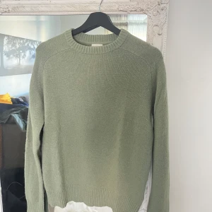 Stickad tröja  - Fin enkel ljusgrön färg, perfekt till vår. Väldigt bra skick! Passar XS/S