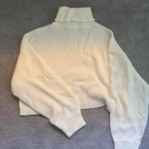 Stickad tröja med polokrage! - Jättefin croppad tröja från Hm! Bra skick, inte använd mycket alls!🥰