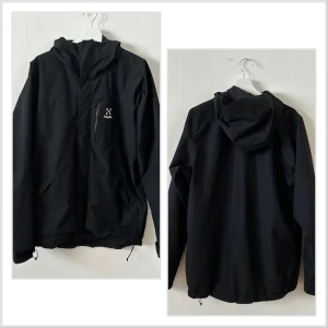 Haglöfs Gore tex-regnjacka - En regn/skaljacka från Haglöfs i Gore tex-material. Står emot regn mycket bra. Den är i nyskick, köptes för 2799 kr 2023 och har använts 5-10 ggr sedan dess. 