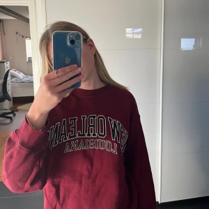 Tröja - Tröja/Sweatshirt i vinröd färg med trycket New Orleans, sällan använd. Kontakta för mer bilder och info!