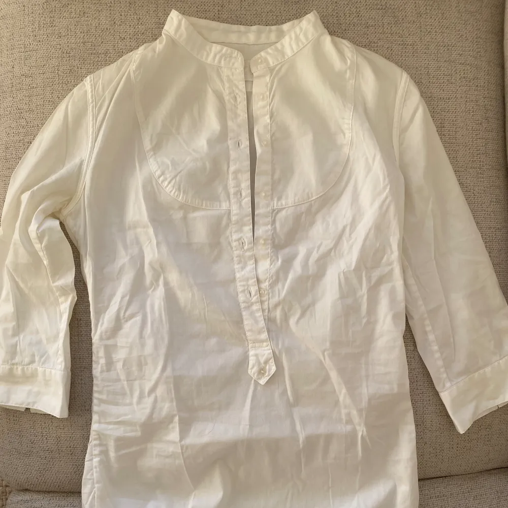 Sååå fin vit skjorta med fin krage och trekvartslånga ärmar. Riktigt fin men tyvärr för liten för mig!🥺. Skjortor.