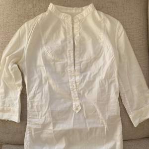 Sååå fin vit skjorta med fin krage och trekvartslånga ärmar. Riktigt fin men tyvärr för liten för mig!🥺