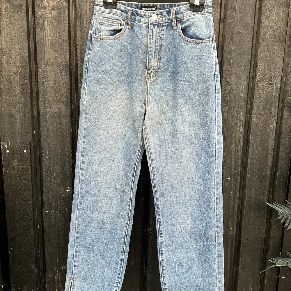 Dessa byxor är köpa på Prettylittlething och är använda fåtal gånger. Byxorna köptes för 350kr och säljer för 100kr. . Jeans & Byxor.