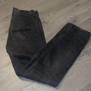 Nudie jeans  - Nudie jeans W31 L32  Ny pris ca 1400 mitt pris 400 Obs det blev något konstigt vitt sträck av ljuset