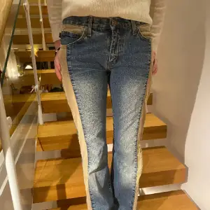 Säljer dessa as snygga jeans som är typ helt oanvända! De är så coola och snygga! Inga defekter!