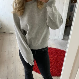 Grå sweatshirt från Gina Tricot  - Skönaste sweatshirten från Gina Tricot💕Har en nästan likadan därför jag säljer denna, den är i superbra kvalitet och otroligt skön.