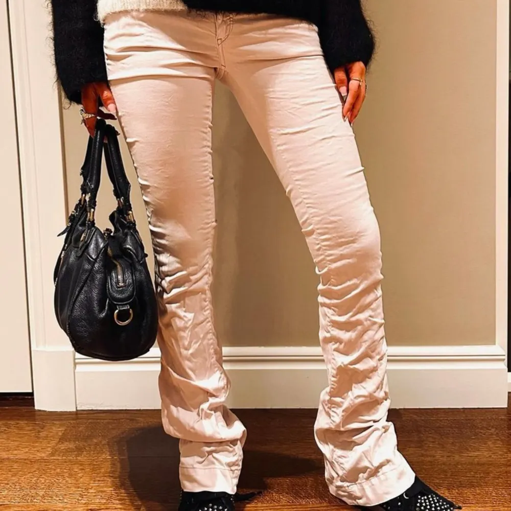Säljer om dessa snygga jeansen från retrochics.uf då de inte passade. Innerbenslängden 83cm midjemått tvärsöver 37cm. Tyget är mer åt chinos hållet. Hör av er vid frågor, elr bilder!💋 ❗️Buda i kommentarerna❗️kl.20 på söndag /24  säljer jag/ högsta bud. Jeans & Byxor.