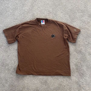 District T-shirt  - Jag säljer en riktigt snygg o bekväm district T-shirt som är baggy i storlek S. Nypris är runt 500kr Köparen står för frakten 