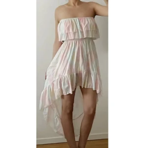 Klänning  - Bra skick. Storlek saknas, men uppskattas till S/M. Köp gärna via KÖP NU. 