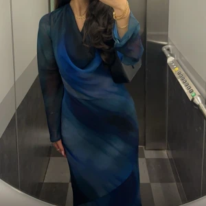 Mönstrad klänning - Otroligt unik och vacker klänning säljes. Använd under endast ett tillfälle. Säljes för 350kr