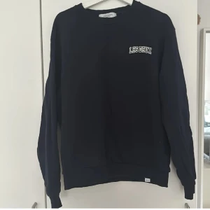 Les deux sweatshirt - Marinblå sweatshirt från Les Deux i fint skick knappt använd. Vid frågor är det bara att kontakta 