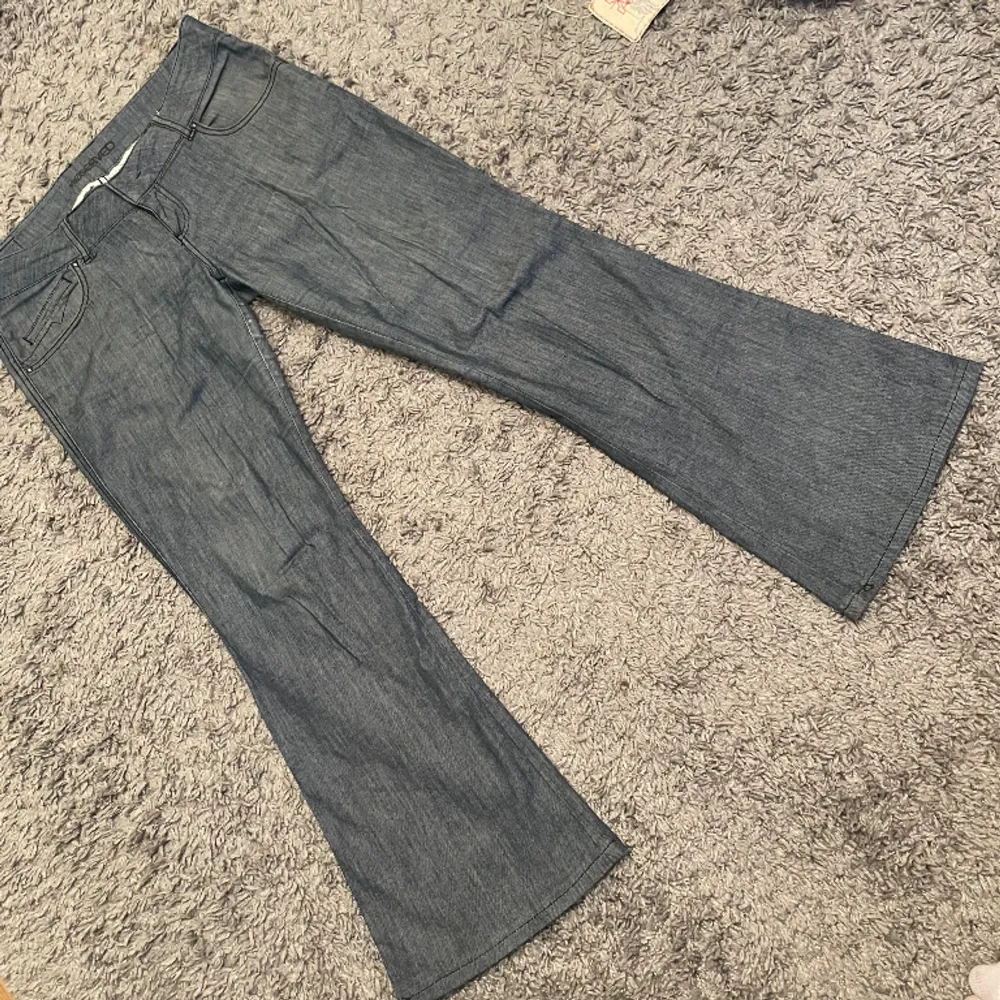 Lågmidjade bootcut jeans  Midjemåttet 43  Innerbenslängd 76  Ytterbenslängd 96. Jeans & Byxor.