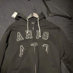 Säljer min arigato zip hoodie, som ny. Köpt för 2300. Kvitto finns.