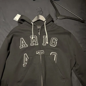 Arigato legend zip hoodie - Säljer min arigato zip hoodie, som ny. Köpt för 2300. Kvitto finns.