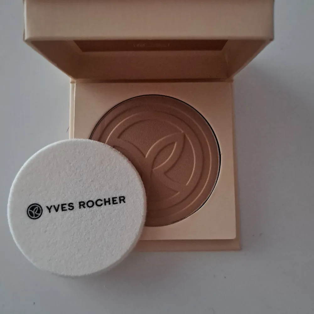 Säljer denna puderdosa från Yves Rocher. Endast testat Pga att den inte var min shade🫶🏻 Skriv för mer bilder <3 Og Pris 299kr, mitt pris: 100kr + frakt . Accessoarer.