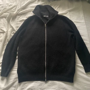 Stickad fullzip - Fullzip från zara. Köpt för 700 kr.  Inte så mycket använd.  Riktigt grishig zip tröja
