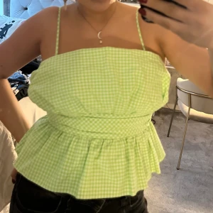 Rutig topp zara - Såå söt rutigt linne från zara, perfekt till sommaren. Färgen är neon grön. Det står storlek L men passar perfekt på mig som oftast har M