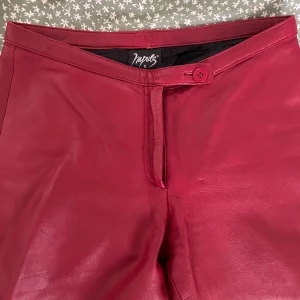 Impuls vintage leather pants - Vintage röda läderbyxor från märket Impuls, straight/wide fit. Riktigt kattiga❣️