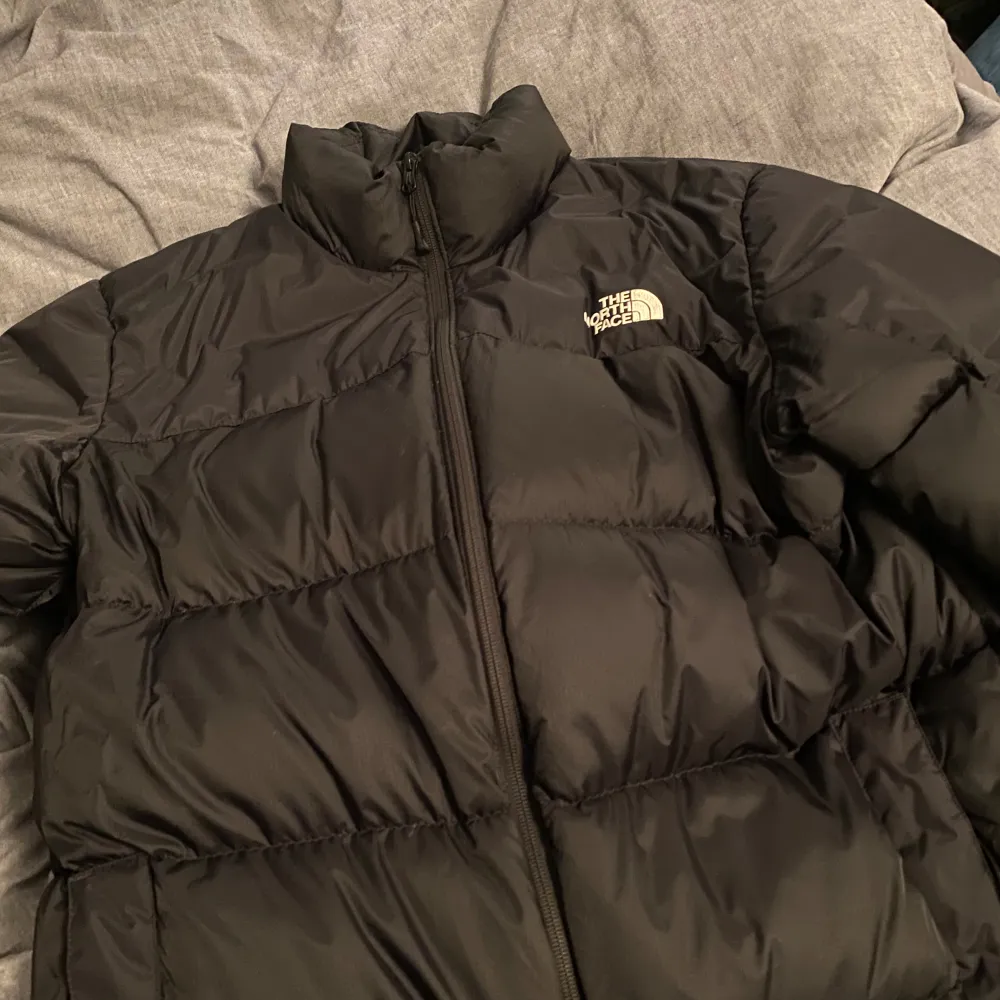 Hej säljer nu denna The North Face jacka då den inte kommer till användning, köpt för ca 3500 och har knappt använt den. Storlek L.. Jackor.