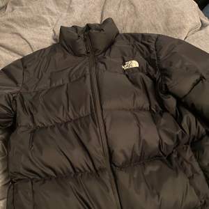 Hej säljer nu denna The North Face jacka då den inte kommer till användning, köpt för ca 3500 och har knappt använt den. Storlek L.