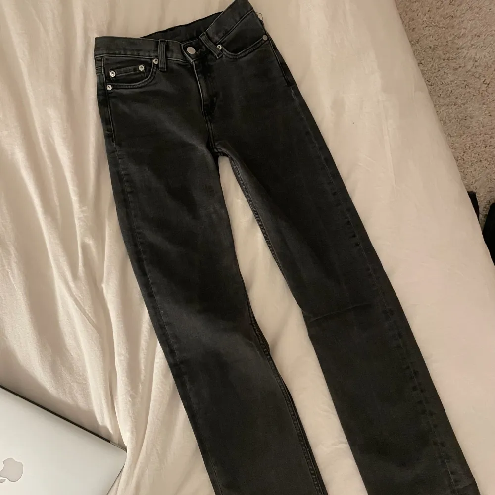Mörkgrå/ svarta jeans från weekday i storlek 24/30 . Jeans & Byxor.
