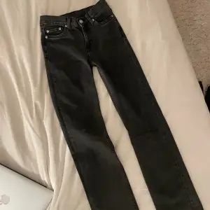 Mörkgrå/ svarta jeans från weekday i storlek 24/30 
