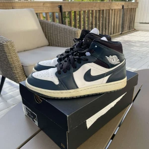 Jordan 1 mid armory navy - Säljer dessa Jordan 1 eftersom de inte kommer till användning längre. Skorna går för lite över 2000kr men säljer dom billigare för att dom har en lite skada vid vänstra sko men som inte syns när du har på dig dom. Skriv om du har mer frågor!!