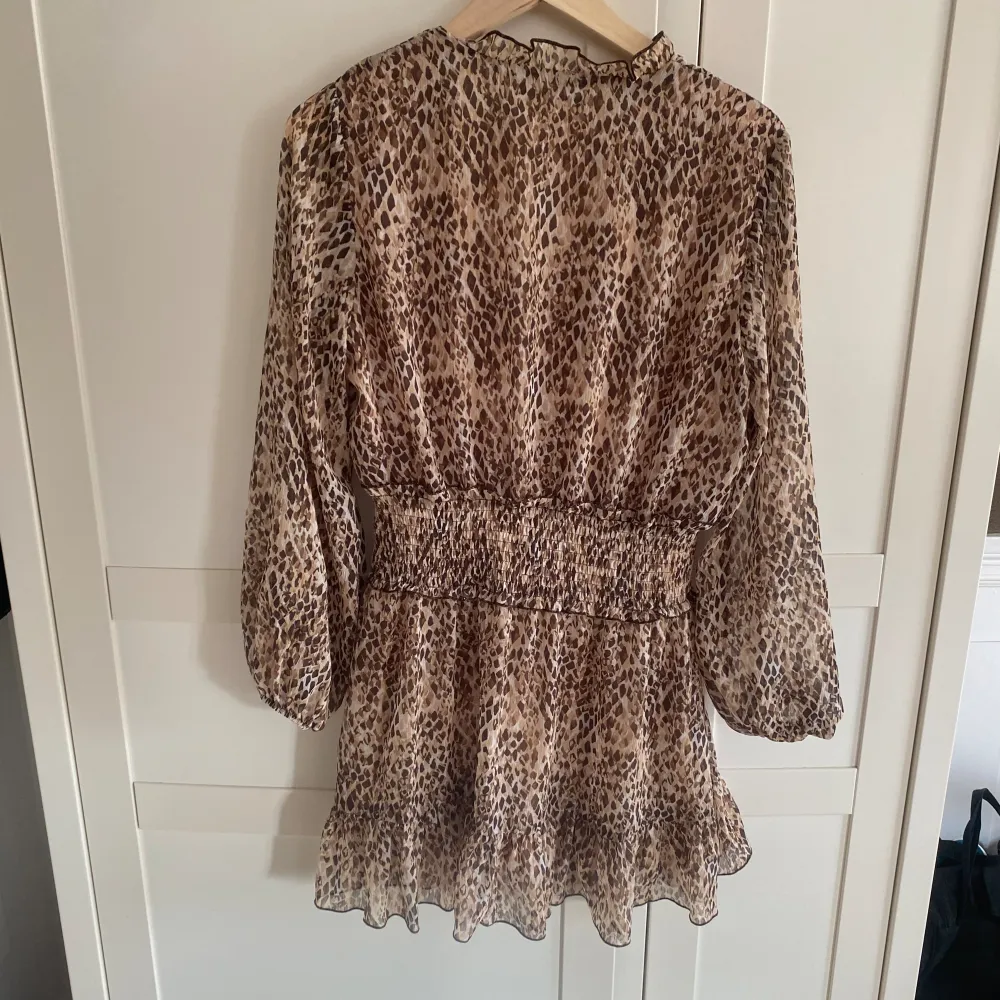 Säljer denna fina leopard klänningen med volanger från zara då den inte kommit till användning på de senaste. Endast använd några gånger så den är i väldigt bra skick!🫶🏼. Klänningar.