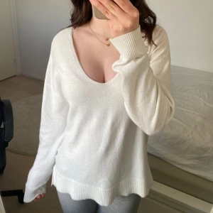 Stickad tröja - Jättefin v ringad stickad tröja från bikbok i jättebra skick!