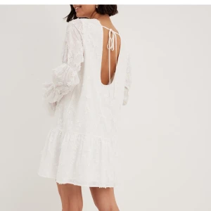 Ny vit klänning från Nakd strl 34 - Vit blomm-mönstrad klänning från Nakd. Öppen rygg. Strl 34. Endast testad så helt ny. Slutsåld på hemsidan, nypris 699kr. Perfekt student eller avslutningsklänning🤍🤍