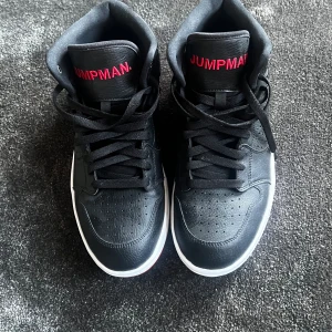 Jordan jumpman  - Tvärfeta jordan jumpman. Aldrig använda och säljs då dem inte kommer till användning och inte passar. Skick: 10/10 inga defekter eller smuts. priset är ej hugget i sten. Hör av vid frågor eller fler bilder.