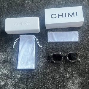 Chimi 04 - Säljer dessa tvär feta chimis i färgen grå. Allt OG ingår. Använda fåtal gånger. Skick: 7,5/10 lite sönder på ena sidan men inget som märks av vid användning. Priset är ej hugget i sten. Hör av vid frågor eller fler bilder 