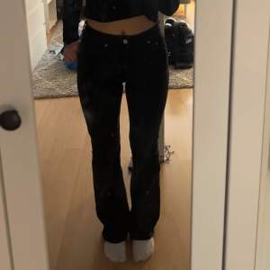 Säljer ett par Flare jeans från Gina tricot då de inte kommer till användning. Använda en del men fortfarande i väldigt bra skick. De är lite långa på mig som är 158💗Skriv för fler bilder 💗