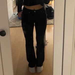 Full length flare jeans Gina Tricot  - Säljer ett par Flare jeans från Gina tricot då de inte kommer till användning. Använda en del men fortfarande i väldigt bra skick. De är lite långa på mig som är 158💗Skriv för fler bilder 💗