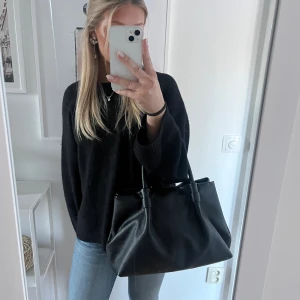Väska - Svart väska från & other stories som är helt oanvänd med lappen kvar!