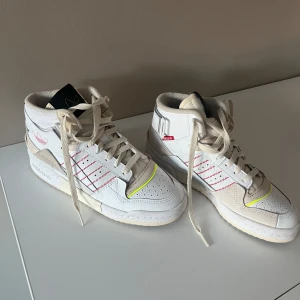 Adidas sneakers  - Höga sneakers från adidas som endast är testade, så skicket är precis som nya!!